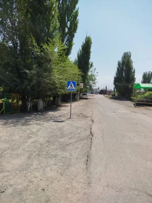 Буденовка айылы, мектептин жанына жол белгилерин орнотуу.